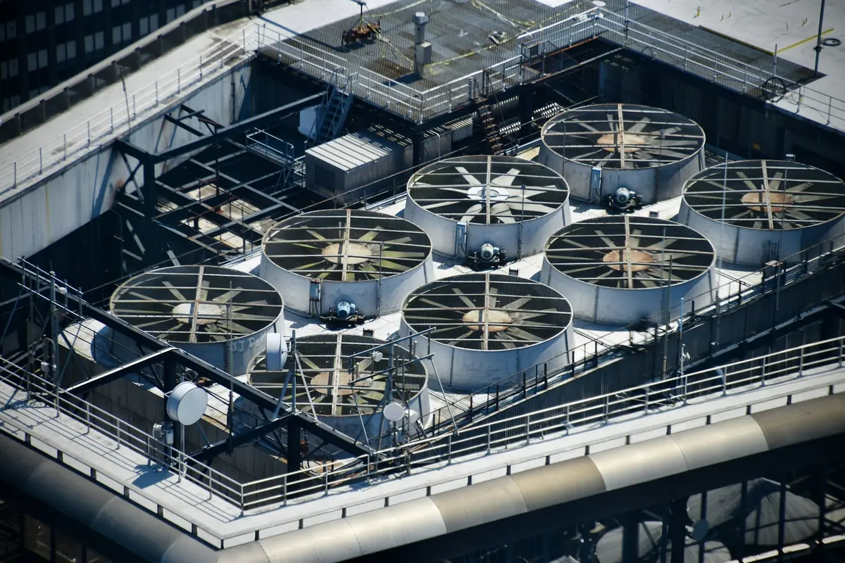 Ocho grandes ventiladores de equipos de refrigeración industrial sobre una cubierta